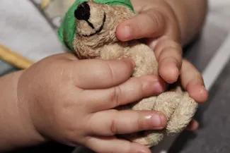 Kind mit Kuscheltier