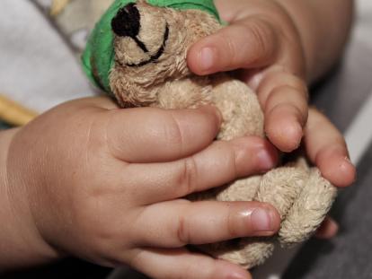 Kind mit Kuscheltier