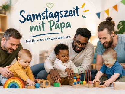 Drei Väter unterschiedlicher Herkunft sitzen gemeinsam mit ihren Babys auf einem Teppich in einem hellen, freundlich eingerichteten Familienzentrum. Die Kinder spielen mit Holzspielzeug, einem Motorikspiel und einem bunten Regenbogen, während die Väter sie aufmerksam begleiten, mit ihnen lachen und gemeinsam entdecken. Das Bild vermittelt Nähe, Freude und gemeinsames Erleben. Darüber steht der Schriftzug „Samstagszeit mit Papa – Zeit für euch. Zeit zum Wachsen.“